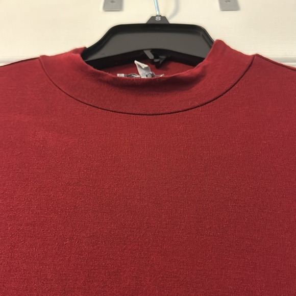 Title neck dress - Picture 2 of 3